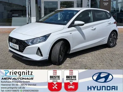 Gebraucht Hyundai i20 Trend 120 PS (88 kW) 2023 Atlas white Limousine