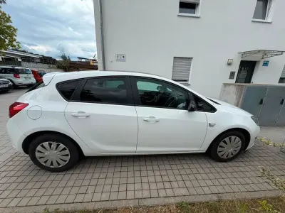 Gebraucht Opel Astra Edition 131 PS (96 kW) 2014 Weiß Kombi