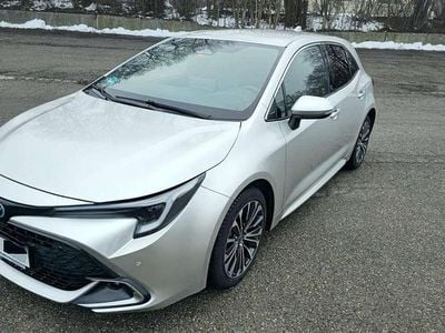 Grau Gebraucht 2023 Toyota Corolla Hybrid Team Kleinwagen | 24.999 € (Etwas zu teuer)