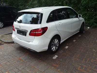 Gebraucht Mercedes B180 122 PS (89 kW) 2018 Weiß Van / Kleinbus