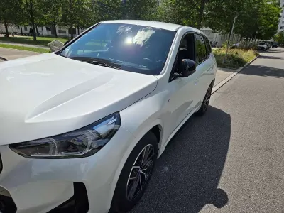 Gebraucht BMW iX1 150 kW (204 PS) 2024 Weiß SUV