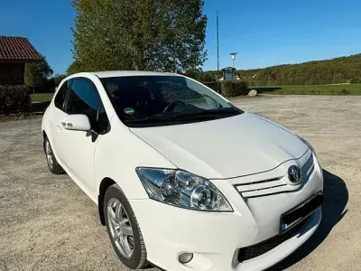 Brugt Toyota Auris 99 HK (72 kW) 2010 Hvid Hatchback
