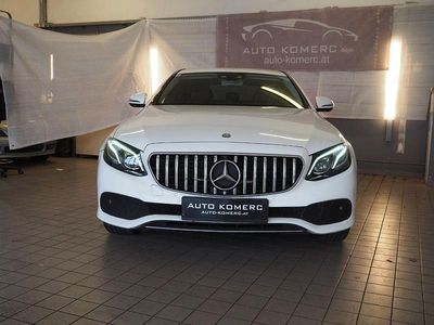 Weiß Gebraucht 2016 Mercedes E220 Elegance Limousine | 14.800 €