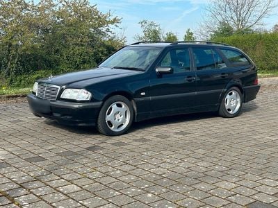 Second-hand Mercedes 220 125 CP (91 kW) 2000 Negru Break