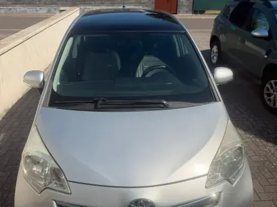 Gebraucht Toyota Verso-S 90 PS (66 kW) 2012 Silber Van / Kleinbus