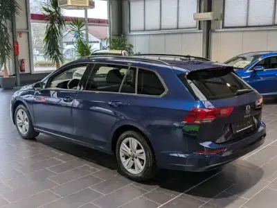 Gebraucht VW Golf VIII Life 150 PS (110 kW) 2022 Blau Kombi