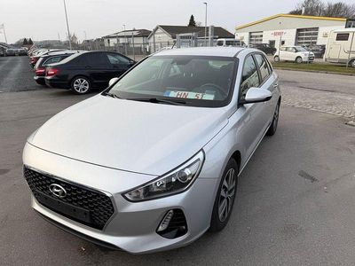 Gebraucht Hyundai i30 Trend 110 PS (80 kW) 2017 Silber Limousine