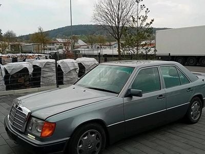 Second-hand Mercedes E230 130 CP (95 kW) 1991 Argintiu Berlinǎ