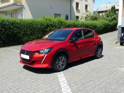 Gebraucht Peugeot e-208 Allure 100 kW (136 PS) 2023 Rot Kleinwagen