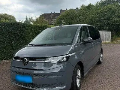 Gebraucht VW Multivan Life 150 PS (110 kW) 2024 Grau Van / Kleinbus