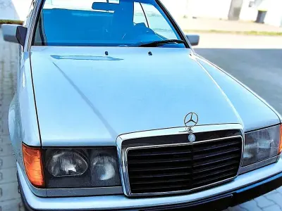Second-hand Mercedes E300 179 CP (131 kW) 1988 Argintiu Berlinǎ