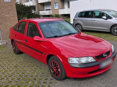 Begagnad Opel Vectra 101 HK (74 kW) 1997 Röd Sedan