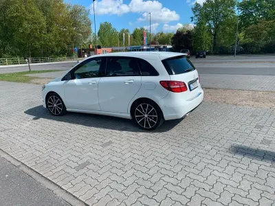 Używany Mercedes B200 Urban 136 KM (100 kW) 2015 Biały Minivan