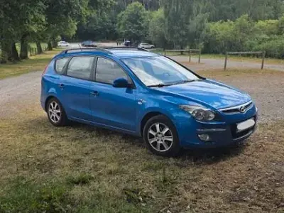 Gebraucht Hyundai i30 90 PS (66 kW) 2010 Blau Kombi