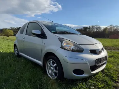 Gebraucht Toyota Aygo 68 PS (50 kW) 2010 Silber Kleinwagen