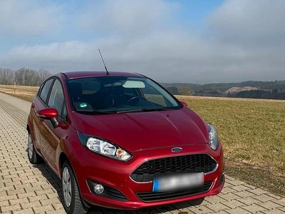 Gebraucht Ford Fiesta Trend 101 PS (74 kW) 2016 Rot Kleinwagen