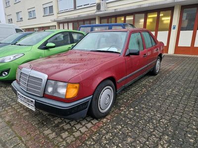 Rot Gebraucht 1988 Mercedes E260 Limousine | 4.450 €