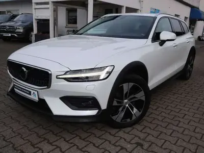 Gebraucht Volvo V60 CC Plus 197 PS (144 kW) 2022 Crystal white pearl Kombi