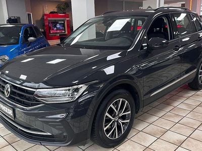 Gebraucht VW Tiguan Life 150 PS (110 kW) 2021 Uranograu/cinza urano SUV