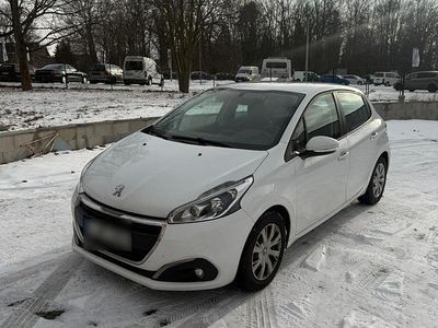Gebraucht Peugeot 208 82 PS (60 kW) 2017 Weiß Kleinwagen