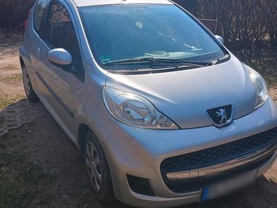 Gebraucht Peugeot 107 69 PS (50 kW) 2010 Silber Kleinwagen