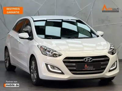 Gebraucht Hyundai i30 Passion 135 PS (99 kW) 2017 Polar white / sol Limousine