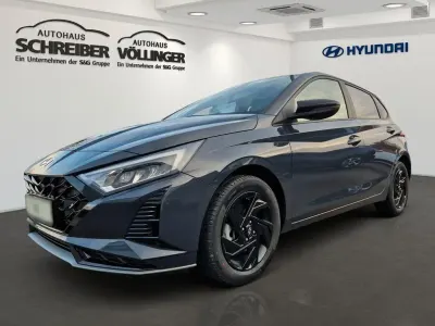 Neu Hyundai i20 Blackline 101 PS (74 kW) 2026 Grau Limousine