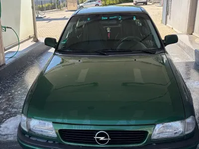 Gebraucht Opel Astra 102 PS (75 kW) 1997 Grün Limousine