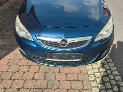 Gebraucht Opel Astra 110 PS (80 kW) 2011 Blau Kombi