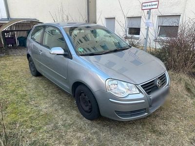 Usado VW Polo 54 HP (39 kW) 2006 Cinzento Citadino