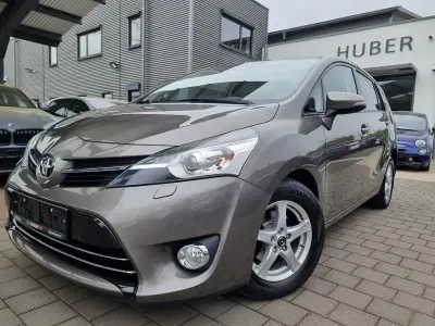 Gebraucht Toyota Verso Edition 147 PS (108 kW) 2018 Grau Van / Kleinbus