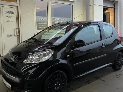 Gebraucht Peugeot 107 68 PS (50 kW) 2010 Schwarz Kleinwagen
