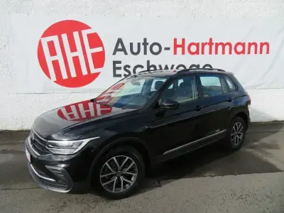 Gebraucht VW Tiguan Life 150 PS (110 kW) 2023 Deep black perleffek (metallic) SUV