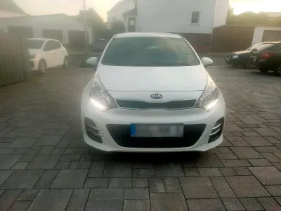 Gebraucht Kia Rio 90 PS (66 kW) 2015 Weiß Kleinwagen