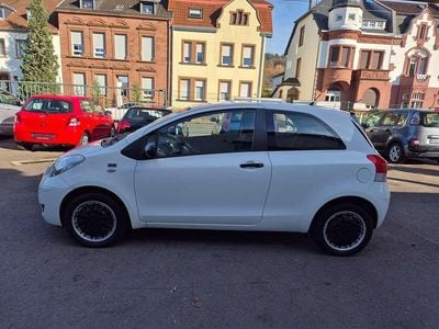 Weiß Gebraucht 2009 Toyota Yaris Limousine | 3.999 € (Etwas zu teuer)