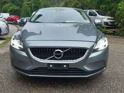Gebraucht Volvo V40 Momentum 120 PS (88 kW) 2019 Grau Limousine