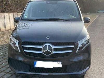 Grau Gebraucht 2021 Mercedes V220 Avantgarde Van / Kleinbus | 48.500 € (Guter Preis)