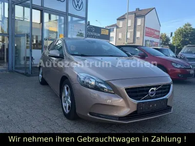Gebraucht Volvo V40 Momentum 114 PS (83 kW) 2013 Braun Limousine