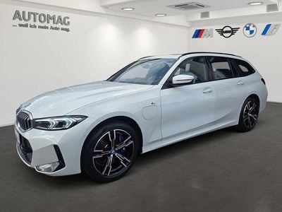 Alpinweiß uni Gebraucht 2024 BMW 330e M Sport Kombi | 44.480 € (Guter Preis)