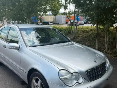 Gebraucht Mercedes C180 143 PS (105 kW) 2003 Silber Limousine