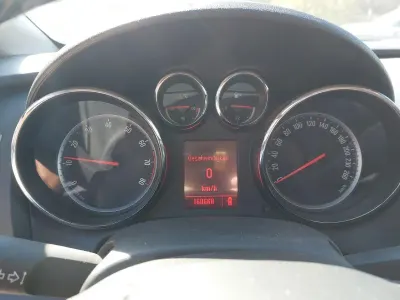 Używany Opel Astra 140 KM (102 kW) 2011 Szary Sedan/Limuzyna