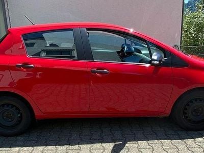 Gebraucht Toyota Yaris 69 PS (50 kW) 2015 Rot Kleinwagen