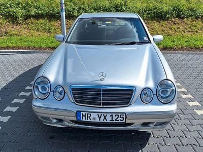 Usata Mercedes E220 Elegance 143 CV (105 kW) 2001 Grigio Berlina