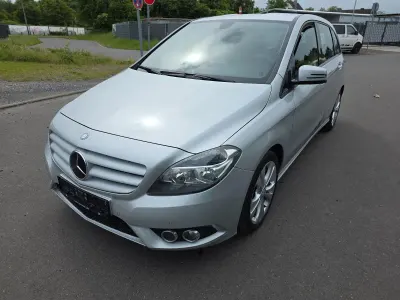 Używany Mercedes B180 122 KM (89 kW) 2013 Srebrny Minivan
