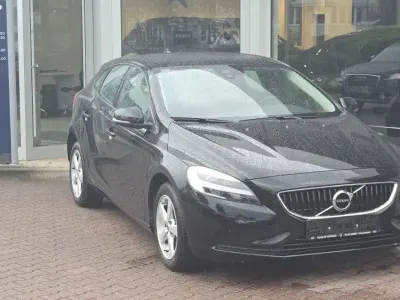 Gebraucht Volvo V40 Momentum 120 PS (88 kW) 2019 Schwarz Kombi
