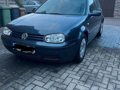 Grau Gebraucht 2001 VW Golf IV Kleinwagen | 1.300 € (Fairer Preis)