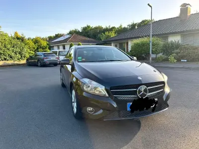 Gebraucht Mercedes A180 Urban 109 PS (80 kW) 2015 Schwarz Kleinwagen