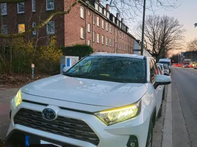 Używany Toyota RAV4 Hybrid Team 218 KM (160 kW) 2024 Biały SUV