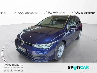 Gebraucht VW Golf VIII Life 116 PS (85 kW) 2022 Atlantik blue metallic Kombi