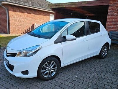 Gebraucht Toyota Yaris 69 PS (50 kW) 2013 Weiß Kleinwagen